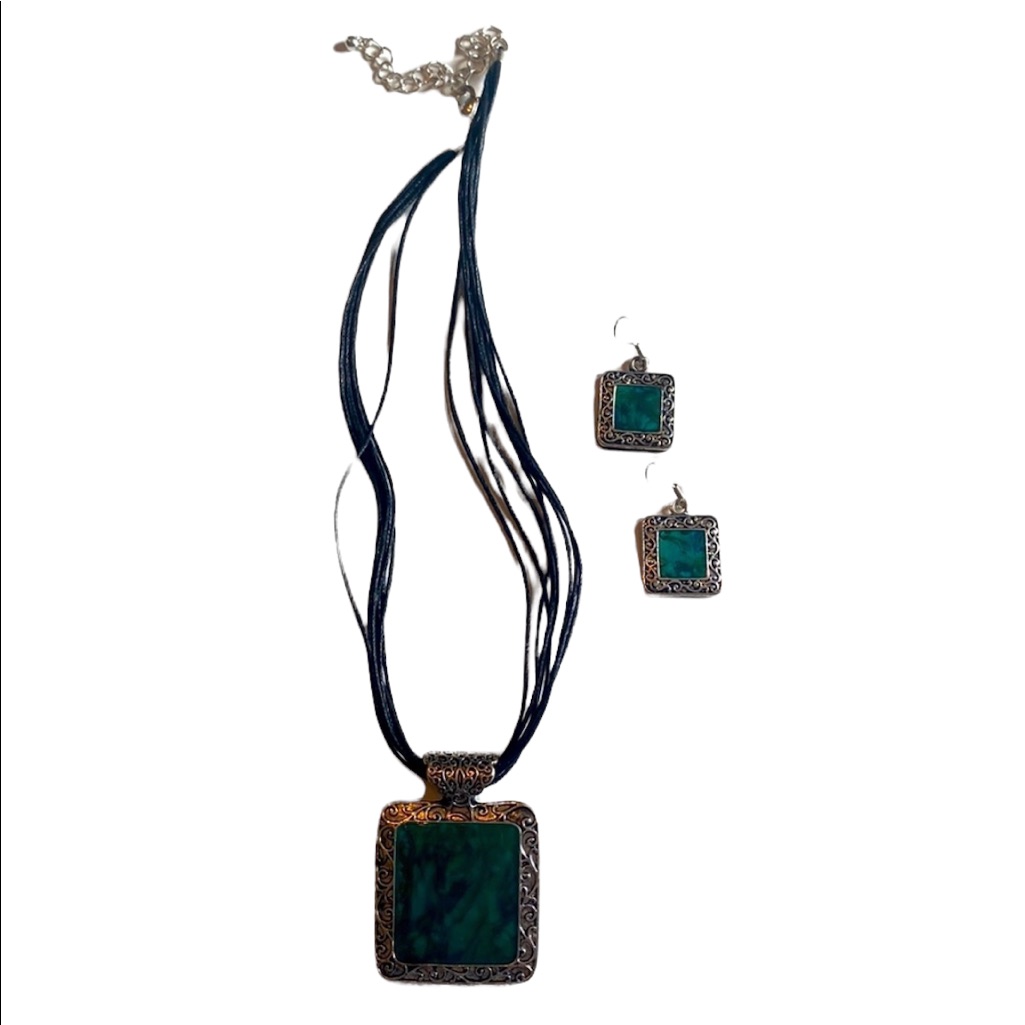 Green And Silver Tone Necklace And Earring Set